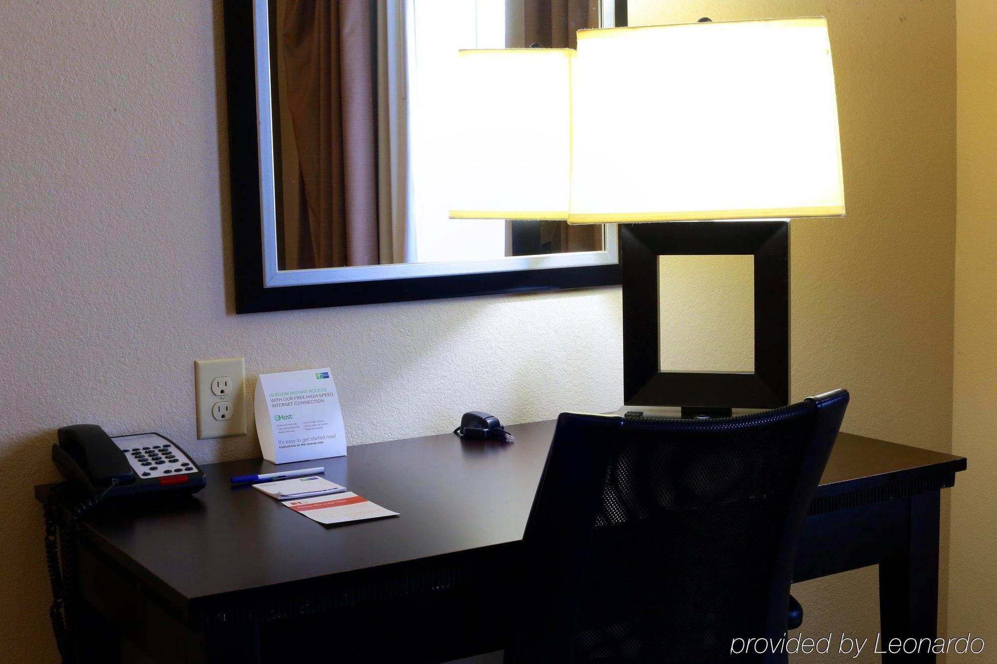 Holiday Inn Express Hotel & Suites Dallas West By Ihg Exterior photo
