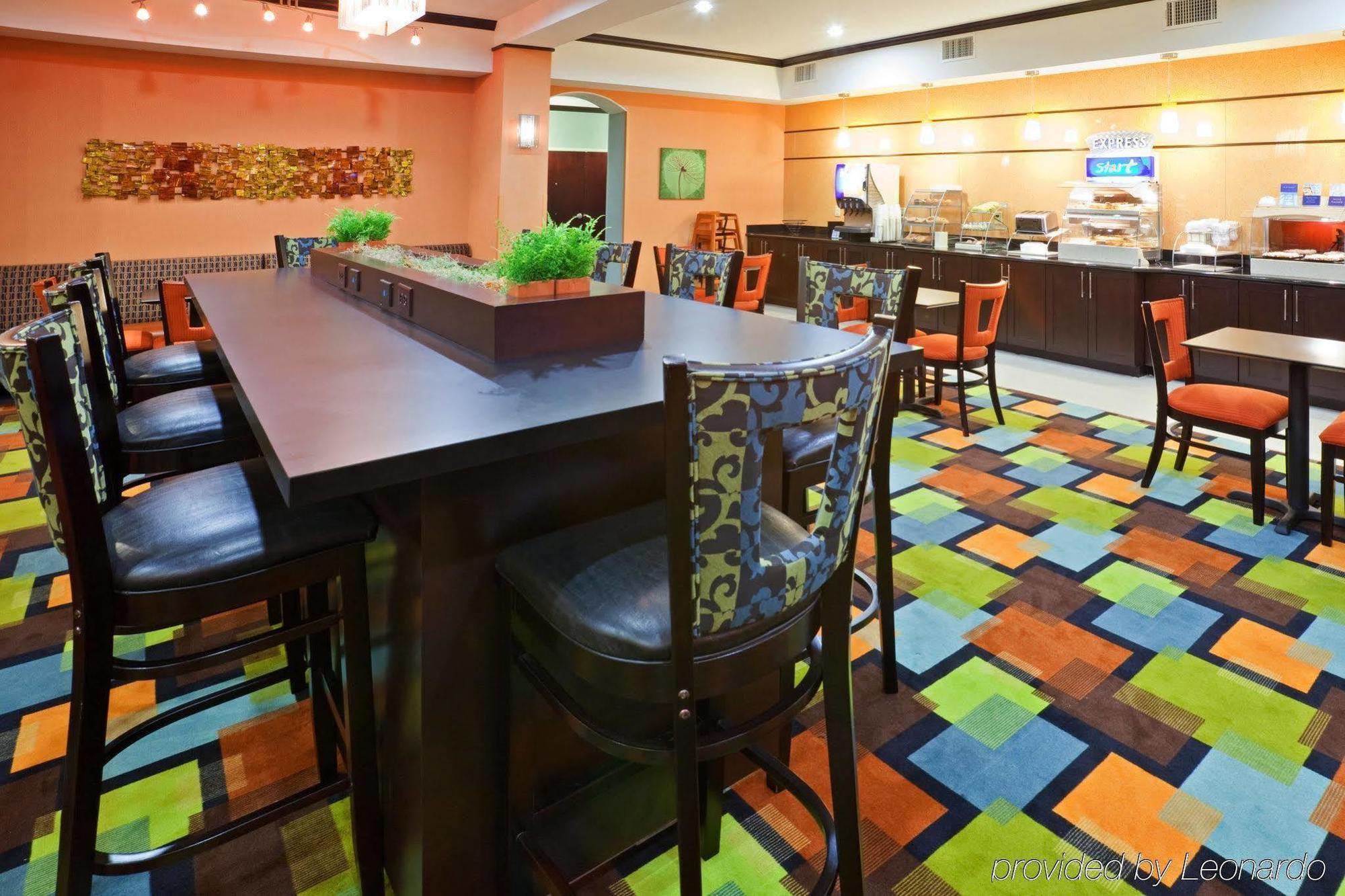 Holiday Inn Express Hotel & Suites Dallas West By Ihg Restaurant photo